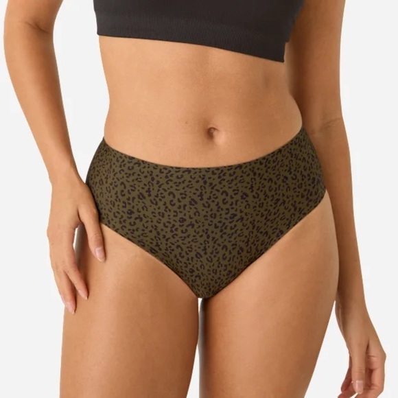 No Show Hipster 3-Pack
Notable support that’s unnoticeable under your clothes. - Picture 4 of 6